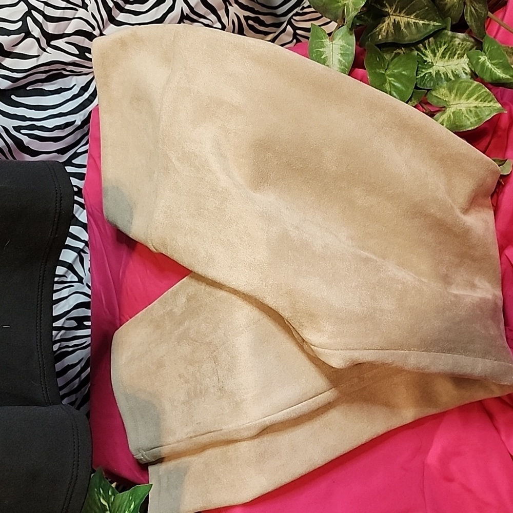 NWT Karma suede leggings zip back.